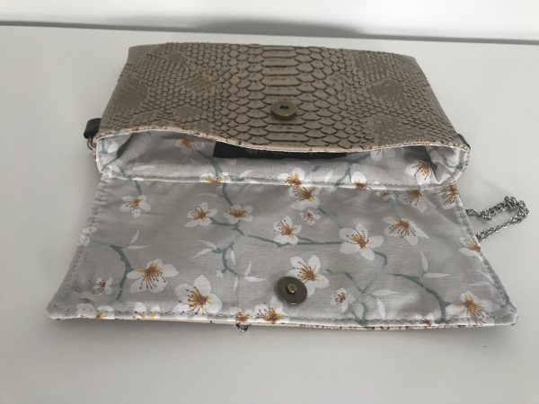 POCHETTE BANDOULIERE A CHAINETTE LOUISE KOMODO BEIGE – Image 2