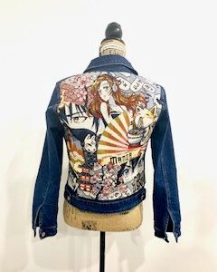 VESTE EN JEAN BLEUE AVEC MOTIF AU CHOIX