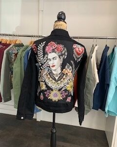 VESTE EN JEAN NOIRE AVEC MOTIF AU CHOIX