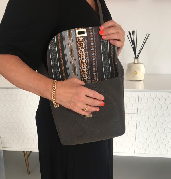 SAC BANDOULIERE IRIS PORTÉ ÉPAULE SIMILI CUIR MARRON – Image 2