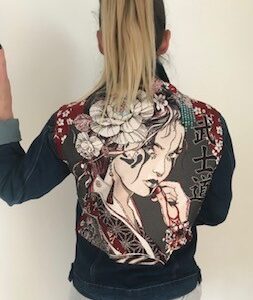 VESTE EN JEAN BLEUE FONCÉE AVEC MOTIF AU CHOIX